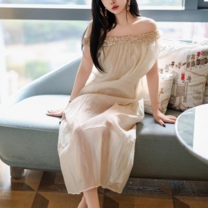 女神王雨纯私房性感浅色轻透连衣长裙半撩秀丰满身材诱惑写真70P